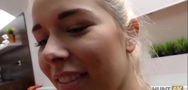  HUNT4K. Hunter fängt den richtigen Moment ein, um Teen Blonde zu verführen